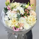 Букет «Жемчужная долина» из гвоздик и эустом