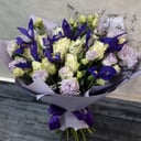 Букет «Сиреневые мечты» из роз и ирисов
