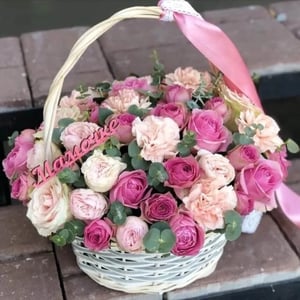 Корзина с цветами «Милой маме» из гвоздик