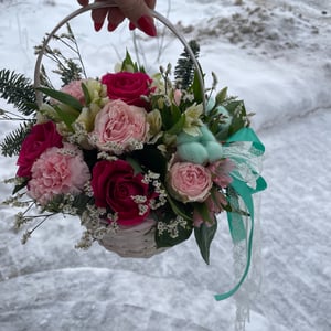 Корзина с цветами «Фаворит» из альстромерий и хризантем