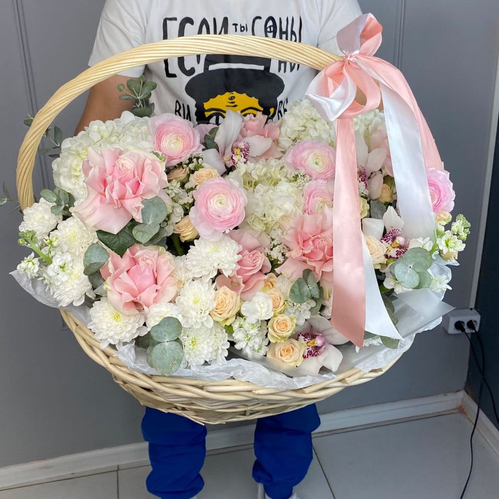 Вау корзина с цветами из роз и хризантем