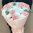 Букет из хризантемы и диантусов