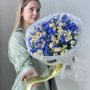 Васильковый букет с ромашками
