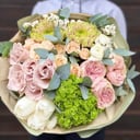 Букет «Сюрпризик» из роз и тюльпанов