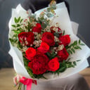 Букет «Амур» из роз и ранункулюса