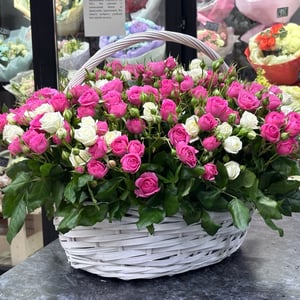 Корзина из 35 кустовых роз