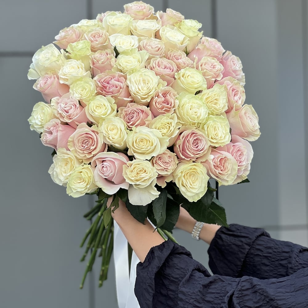 Букет из 51 белой и розовой розы