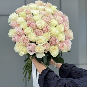 Букет из 51 белой и розовой розы