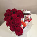 Подарочный набор «Цветы и сладости в коробке сердцем» из роз