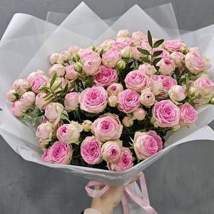 Букет из пионовидных кустовых роз