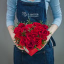 Композиция в форме сердца «15 красных роз в коробке сердце»