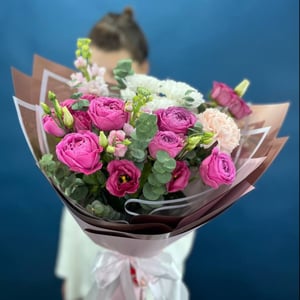 Яркий букет с кустовыми розами из эустом и экзотических цветов