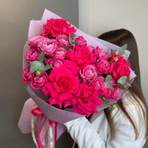 Яркий букет французских и кустовых роз