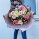 Букет «Ягодный пунш» из роз и гвоздик