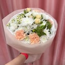 Букет «Весна пришла» из гвоздик и роз