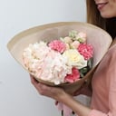 Букет «Клубничный коктейль» из гвоздик и роз