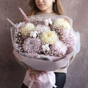 Букет «Испытать нежность S» из хризантем и гипсофил
