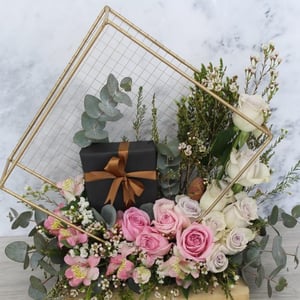 Композиция «Айсберг» из роз и альстромерий