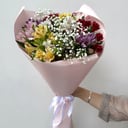 Сборный букет цветов на праздник из альстромерий и гипсофил