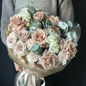 Букет «Магия загадочного поместья» из роз и гвоздик