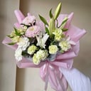 Букет «Нежность» из гвоздик и лилий