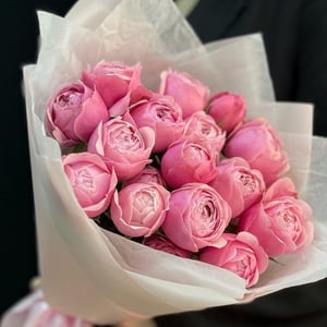 Букет из кустовых пион розовых роз