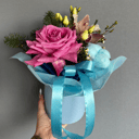 Шляпная коробка с цветами «Зимняя любовь» из роз и эустом