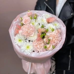 Ажурный букет с диантусами (370) из гвоздик и роз