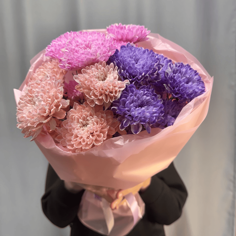 Букет «Комплимент из трех хризантем»