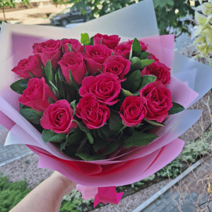 Букет «17 розовых роз в розовой упаковке»