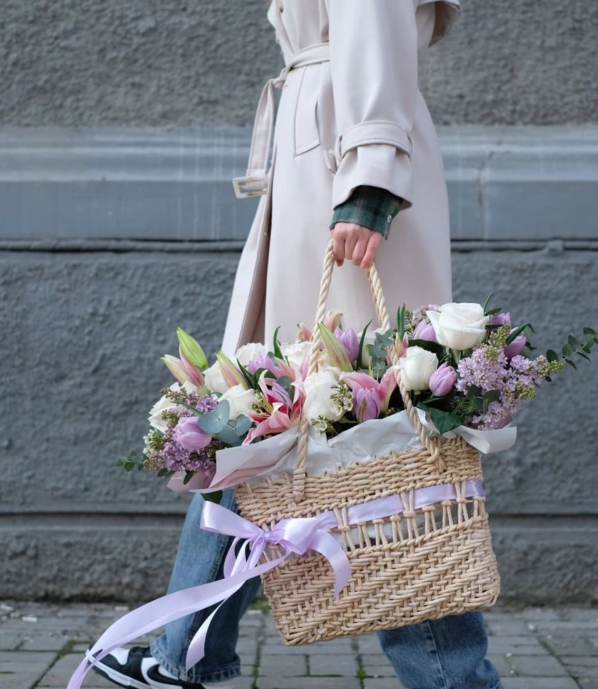 Цветы в корзине