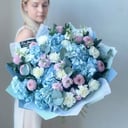 Голубой букет и розовым акцентом из хризантем и гортензий