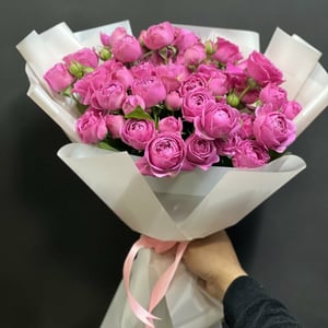 Букет из пионовидных кустовых роз