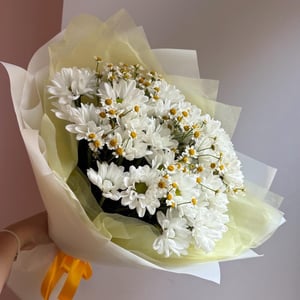 Букет «Летнее поле ромашек» из ромашек и хризантем