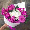 Букет с георгинами из экзотических цветов и хризантем