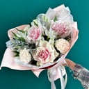 Сборный нежный букет из роз и альстромерий