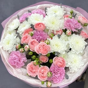 Букет в нежных тонах "Акварель" из гвоздик и хризантем