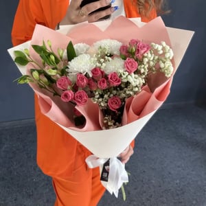 Букет «Микс из цветов» из роз и хризантем