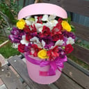 Шляпная коробка с цветами «Розы и альстремерии в коробке»