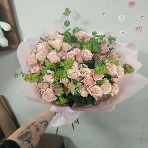 Букет кустовых роз с буплером