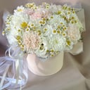 Шляпная коробка с цветами «Нежная композиция с ромашками» из эустом и хризантем