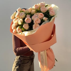 Нежный букет из кустовых роз