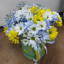 Шляпная коробка с цветами «Композиция "Ромашка"» из хризантем и гипсофил