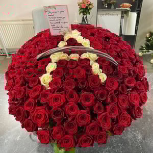 Корзина с красными розами