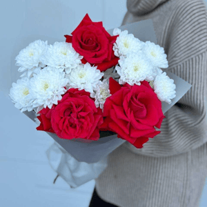 Яркий букет из французских алых роз и белой хризантемы