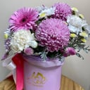 Шляпная коробка с цветами «Материнская забота» из хризантем и гвоздик