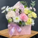 Коробка с цветами «Конверт цветов Розовое настроение» из хризантем и эустом