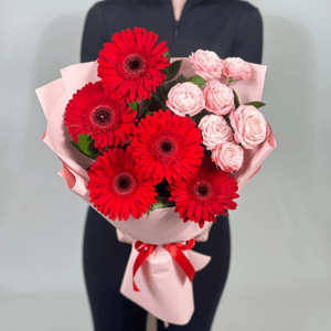 Букет «Рубиновый блеск» из гербер и роз