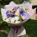 Букет «Гигант в сиреневых оттенках» из ирисов и гвоздик