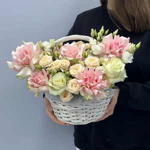 Цветочная корзина из роз и эустом